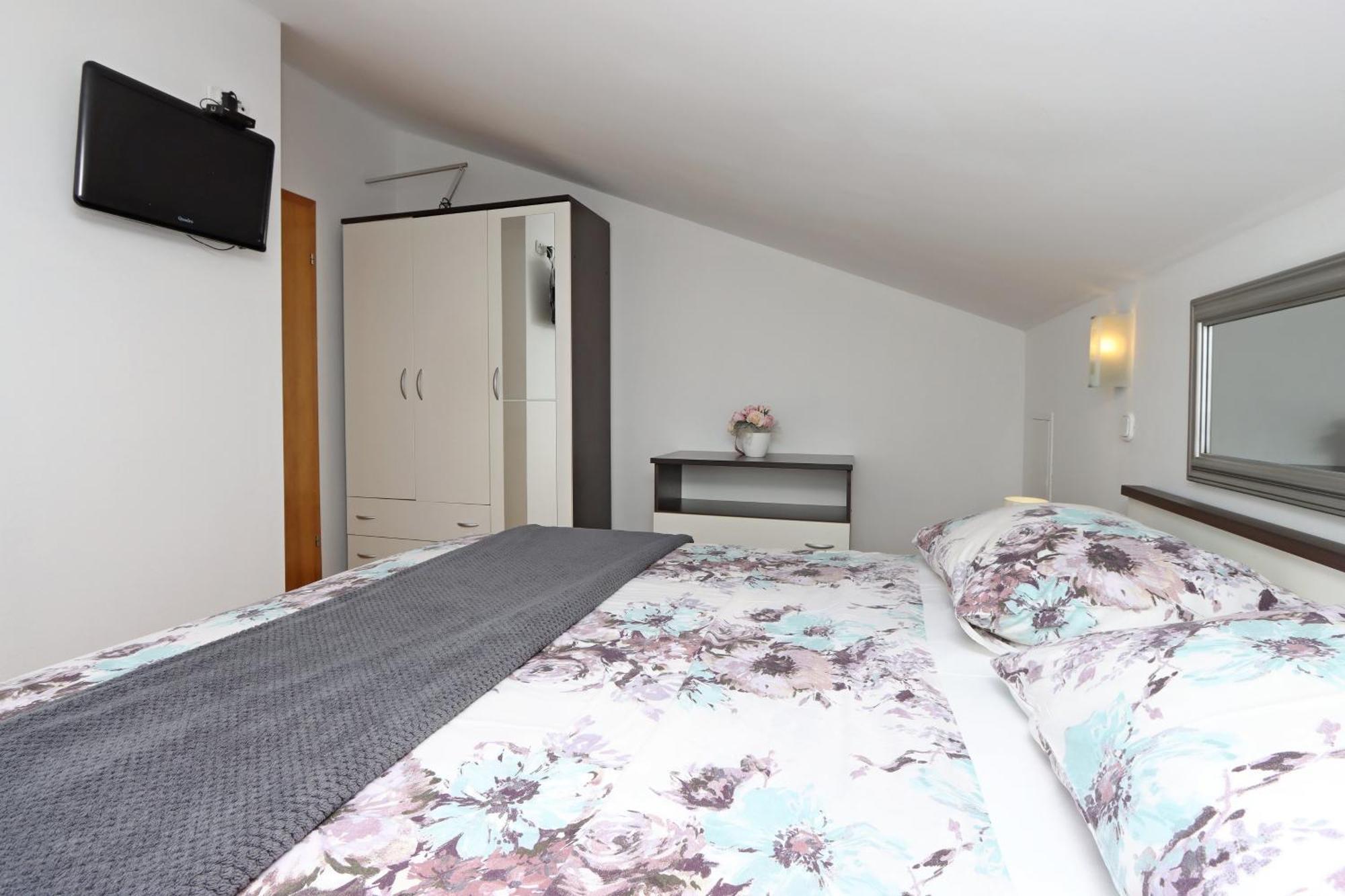 Apartment Seaside With A Swimming Pool Pag - 6412